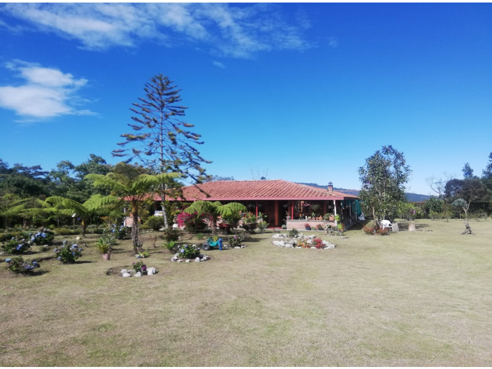 Vende Finca con amplia zona de parqueo-El Llano- Santa Elenea