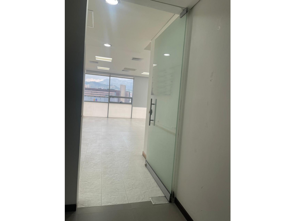Vende Oficina Piso alto linda vista cerca Mayorca-Envigado