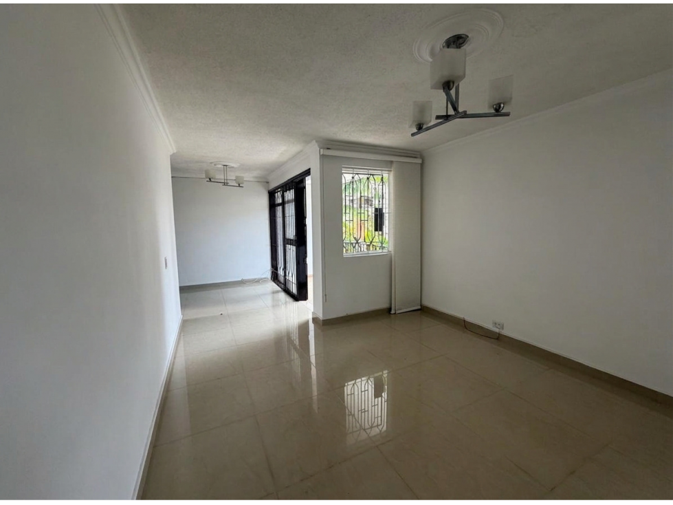 Vende Apartamento Segundo Piso-Parqueadero Laureles-Nogal