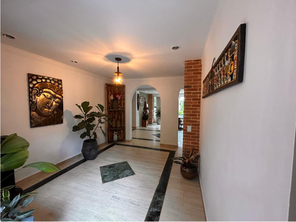 Vende casa 3 niveles- San Lucas-Poblado