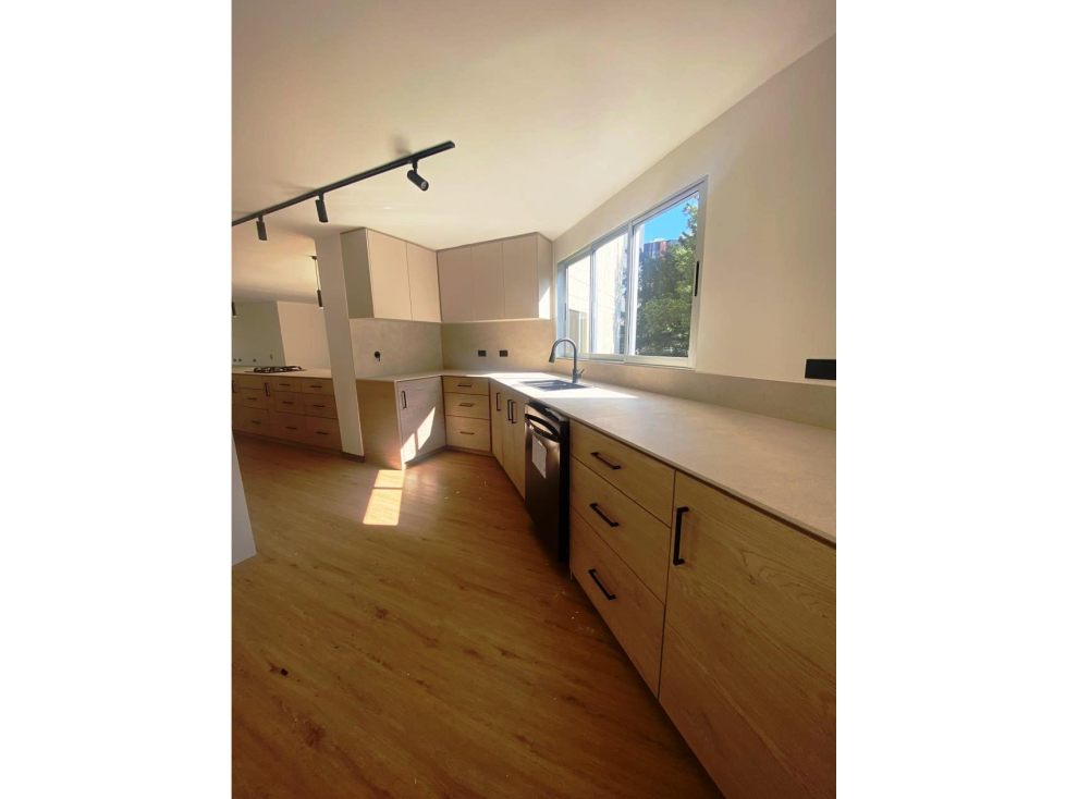 Vende Amplio Apartamento remodelado- Milla de oro Poblado — foto 5