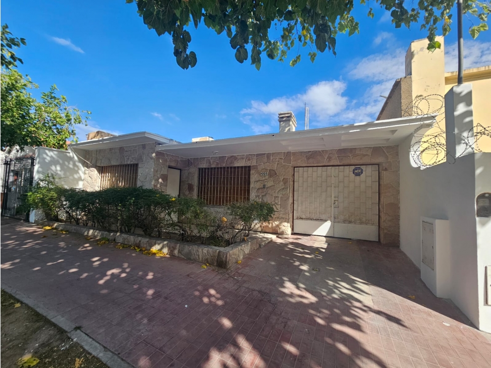 CASA · EN ALQUILER · GODOY CRUZ · BARRIO PARQUE · 3 DOR