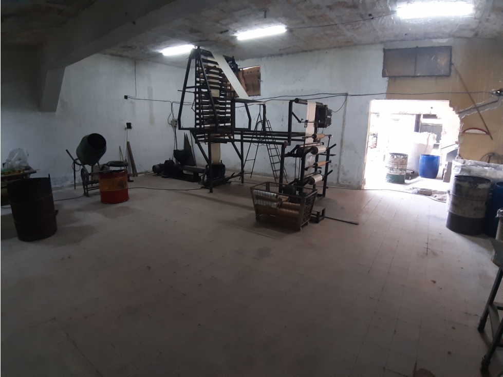VENTA CASA - GALPON + LOCAL COMERCIAL - 2