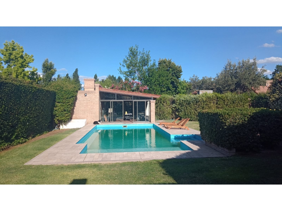 Venta-Hermosa Casa-Pileta-Jardín-Chacras de Coria-1000m2 - 2