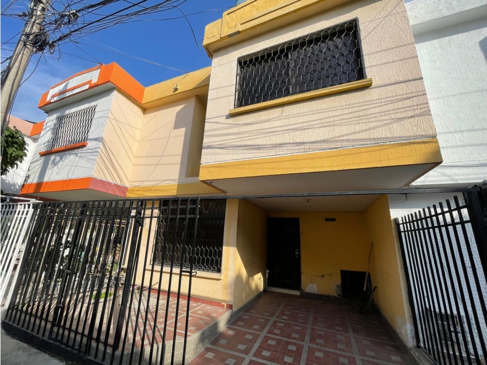 Venta de casa de dos pisos en El Trébol Santa Marta