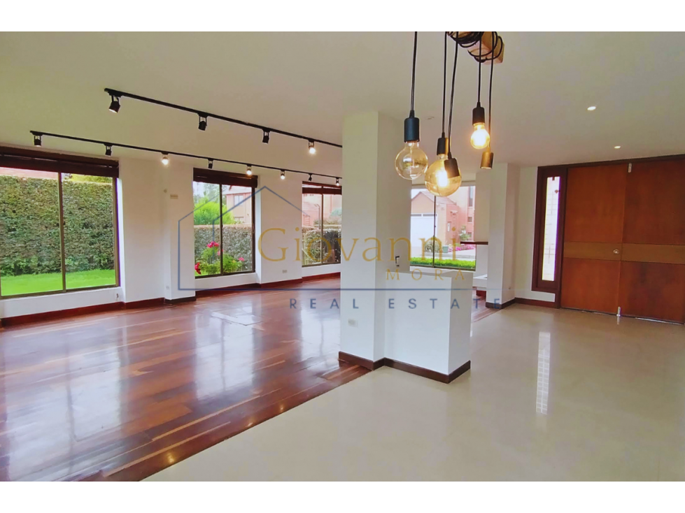 Venta, Casa Familiar con Jardin Privado | Cajicá