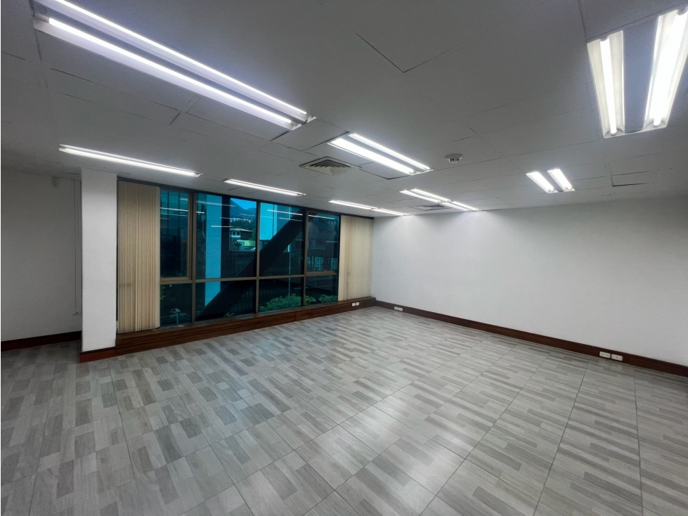 Oficina en Arriendo Los Balsos Medellín — foto 2