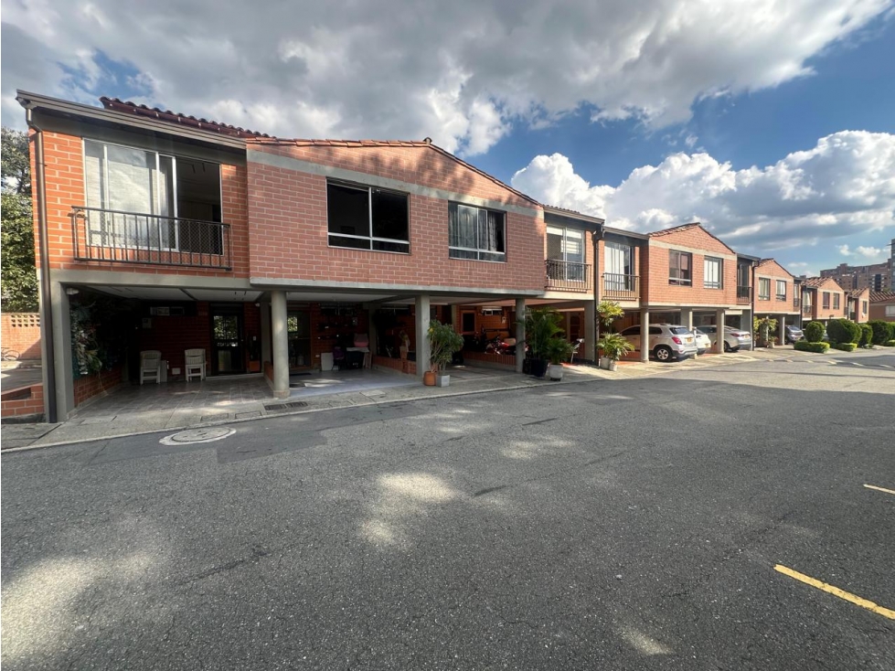 CASA EN VENTA EN ROBLEDO