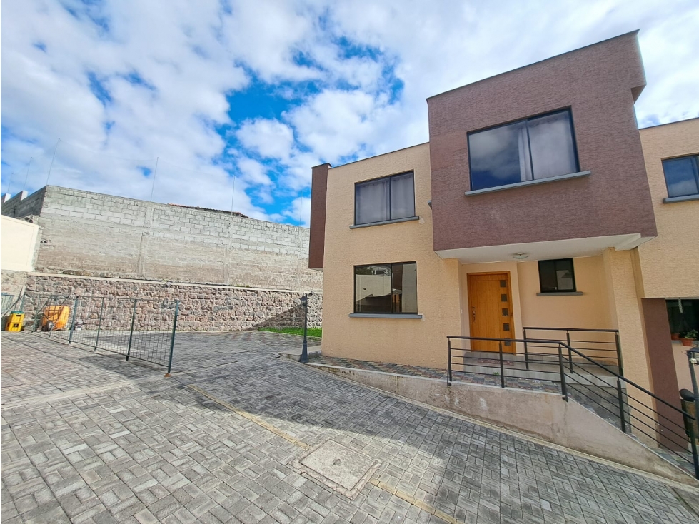 Venta de amplia casa en Conocoto de 237m2 / Silper - 1
