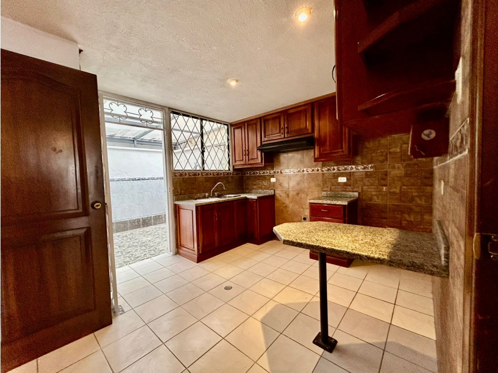 Vendo casa amplia sector estratégico Cotocollao — foto 5