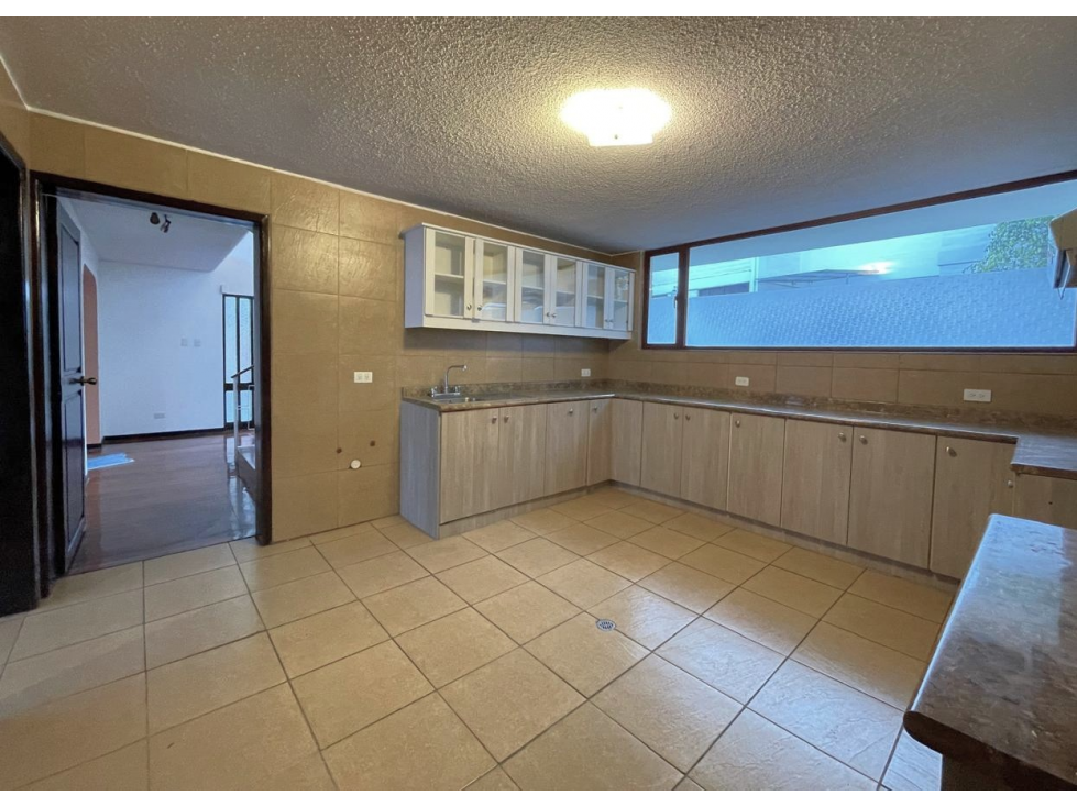 CASA EN ARRIENDO CON PATIO Y BALCÓN 350 M2 - QUITO TENIS (SZ) - 6