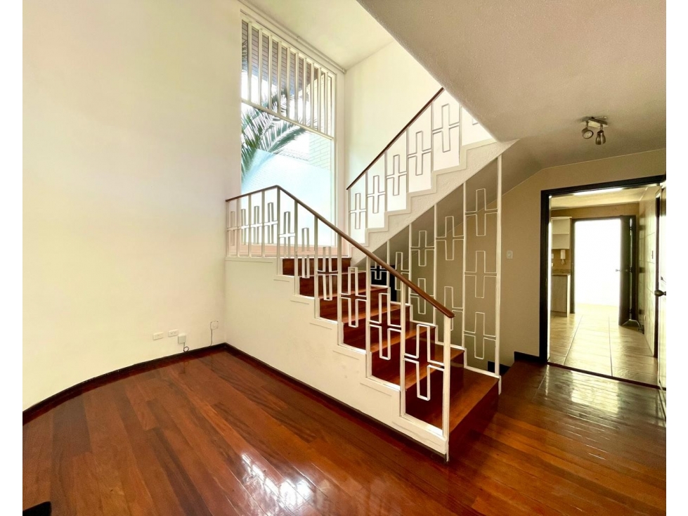 CASA EN ARRIENDO CON PATIO Y BALCÓN 350 M2 - QUITO TENIS (SZ) - 2