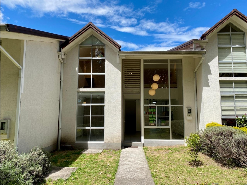 CASA EN VENTA EN CONOCOTO SECTOR LA SALLE (CB)