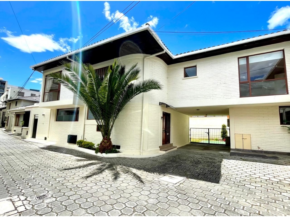 CASA EN ARRIENDO CON PATIO Y BALCÓN 350 M2 - QUITO TENIS (SZ) - 1