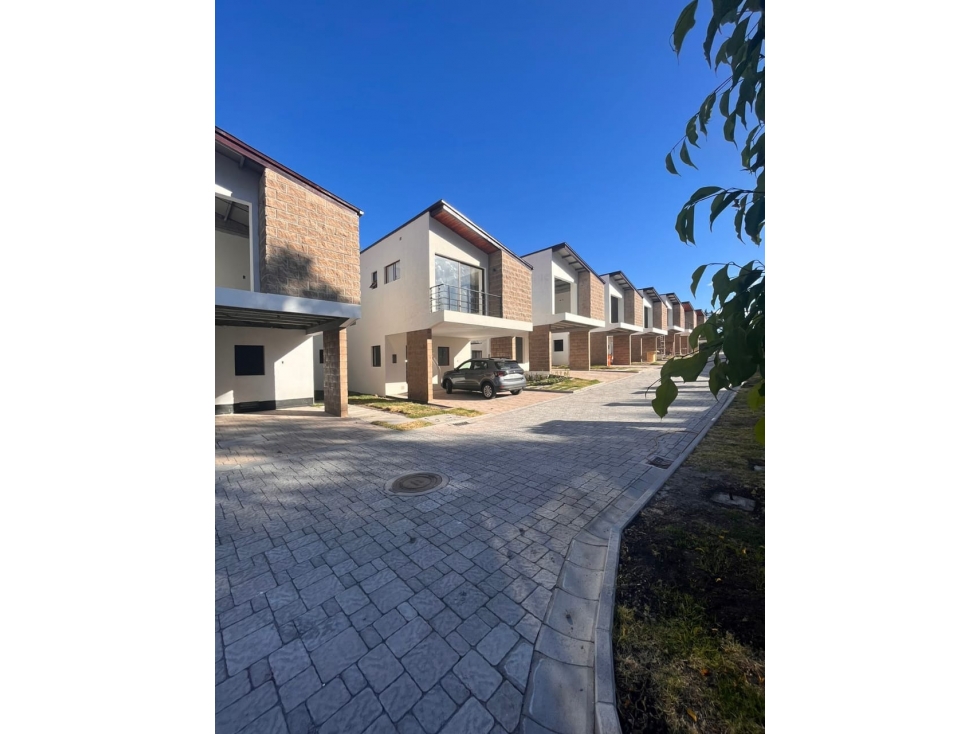 CASA DE 4 HABITACIONES EN VENTA EN EL VALLE CERCA DE LA ESPE - 1