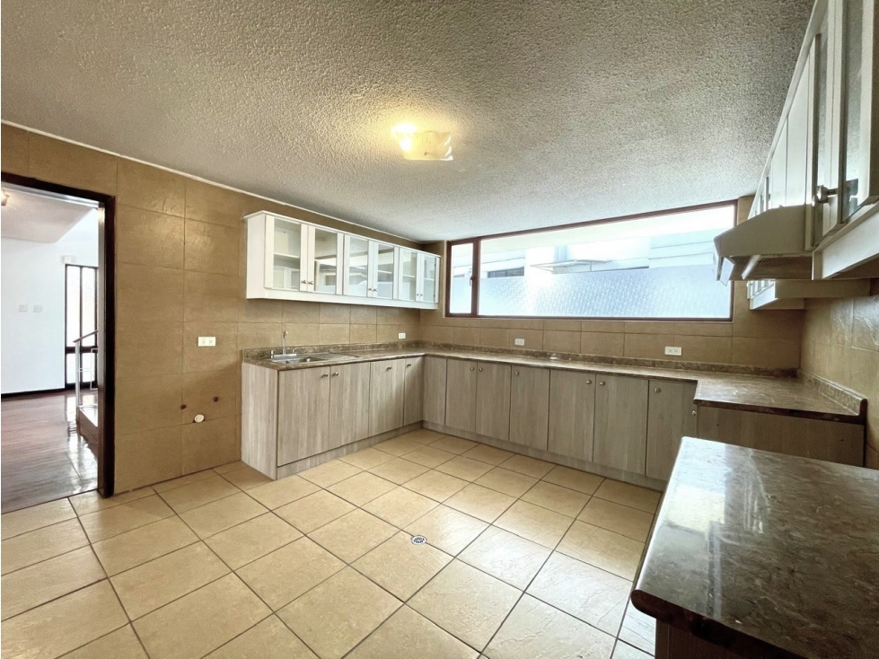 CASA EN ARRIENDO CON PATIO Y BALCÓN 350 M2 - QUITO TENIS (SZ) - 5