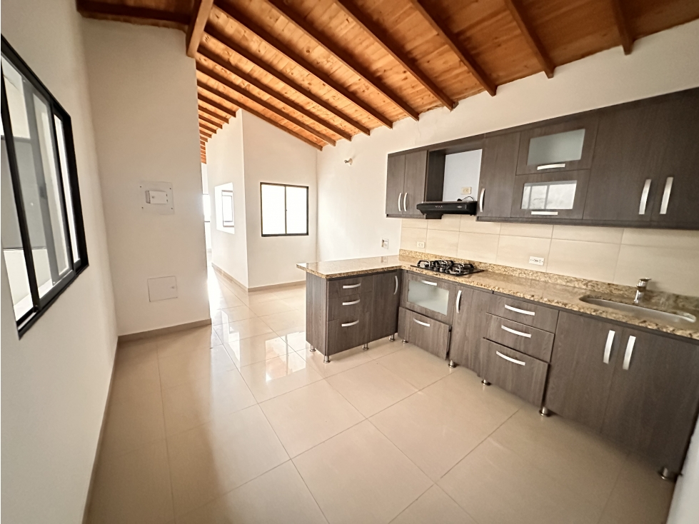 SE VENDE AMPLIO APARTAMENTO EN MANRIQUE LAS ESMERALDAS — foto 2