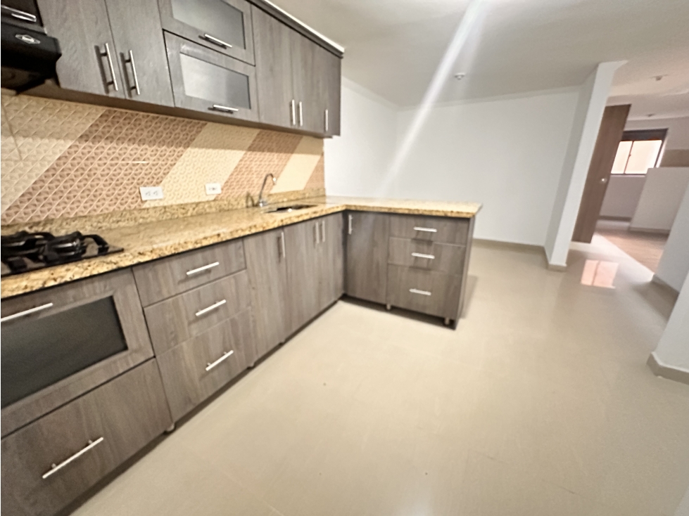 SE VENDE AMPLIO APARTAMENTO EN MANRIQUE LAS ESMERALDAS — foto 2