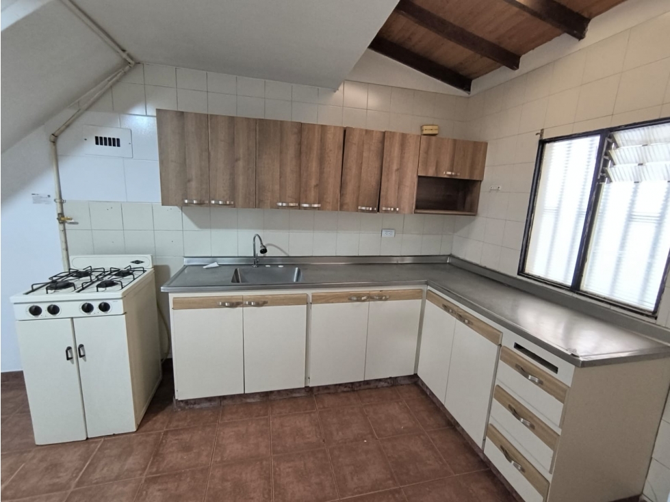 SE VENDE CASA AMPLIA CON MEZZANINE EN BELLO BARRIO CABAÑAS — foto 3