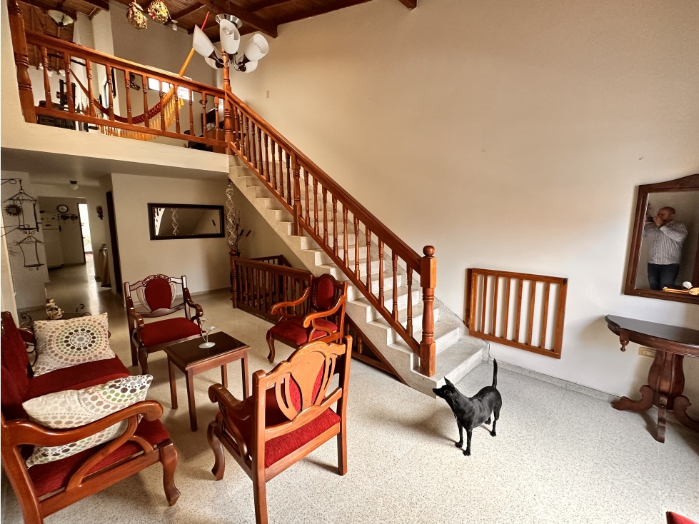 SE VENDE AMPLIA CASA EN BELLO BARRIO CABAÑAS