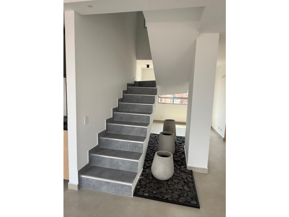 SE VENDE HERMOSO APARTAMENTO DÚPLEX EN LAURELES CONQUISTADORES — foto 5