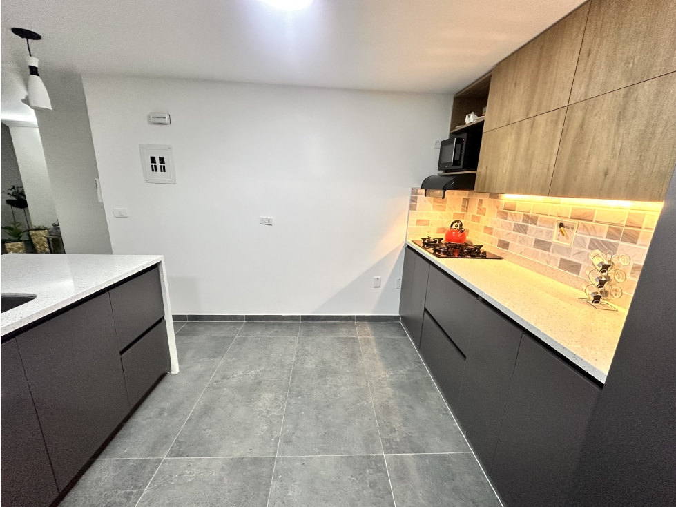SE VENDE APARTAMENTO EN LAURELES SECTOR ESTADIO TOTALMENTE REMODELADO — foto 2