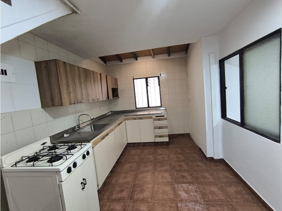 SE VENDE CASA AMPLIA CON MEZZANINE EN BELLO BARRIO CABAÑAS — foto 2