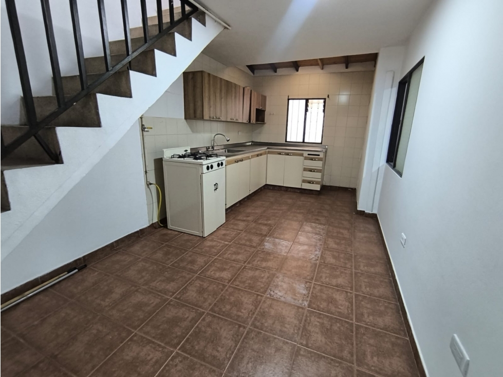 SE VENDE CASA AMPLIA CON MEZZANINE EN BELLO BARRIO CABAÑAS