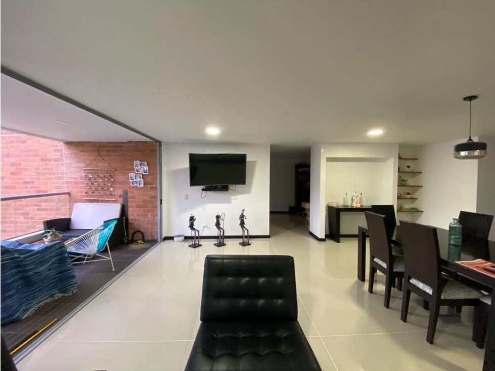 SE VENDE AMPLIO APARTAMENTO EN ENVIGADO SECTOR LOMA LAS BRUJAS