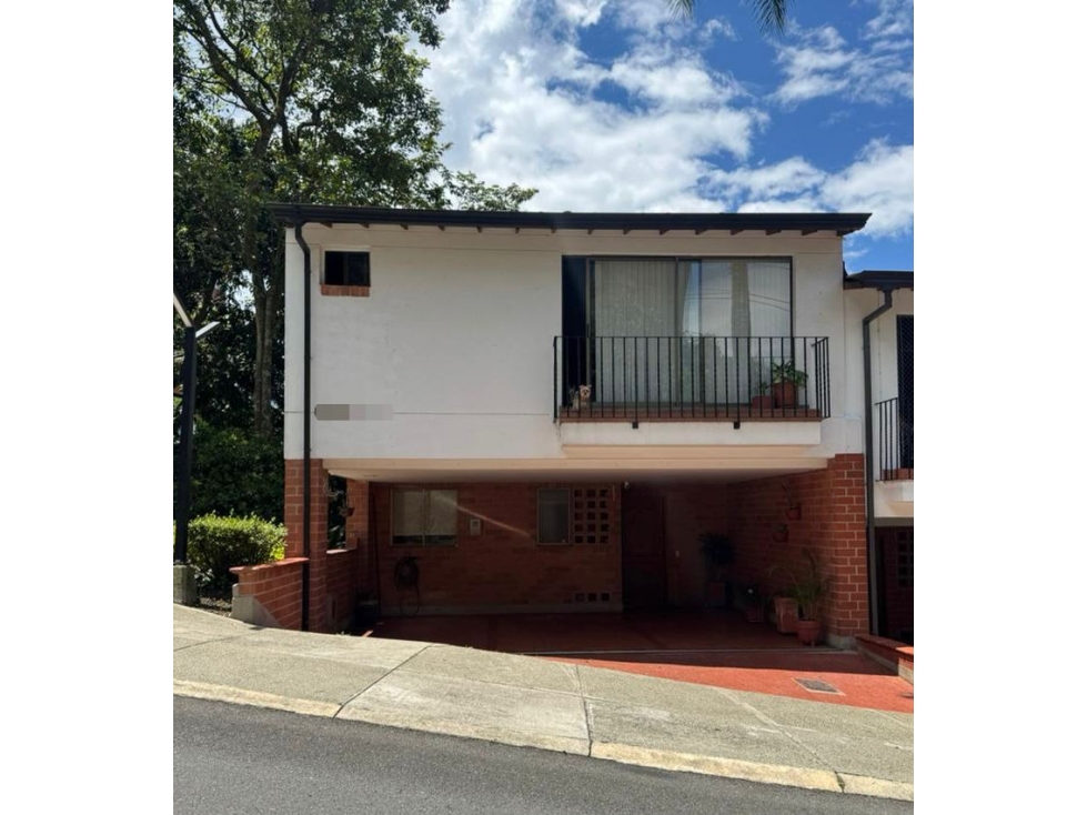 SE VENDE CASA AMPLIA UNIFAMILIAR EN ENVIGADO BARRIO CUMBRES