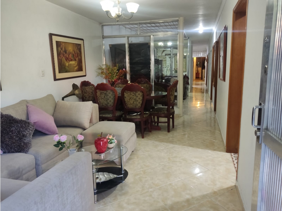 SE VENDE CASA MUY AMPLIA EN COPACABANA BARRIO LAS VEGAS