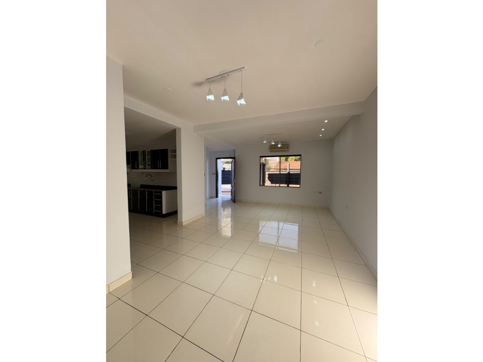 Dúplex en esquina en venta, a pasos de Super Pueblo Lambaré - 1