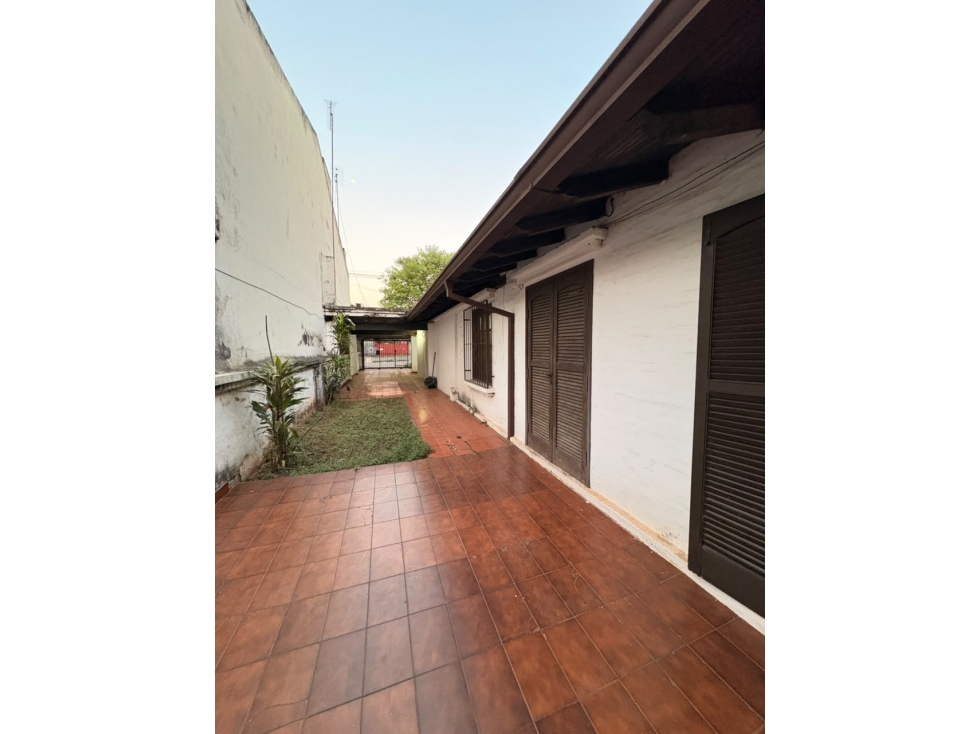 EN VENTA AMPLIA PROPIEDAD EN ITA ENRAMADA para refaccionar - 1