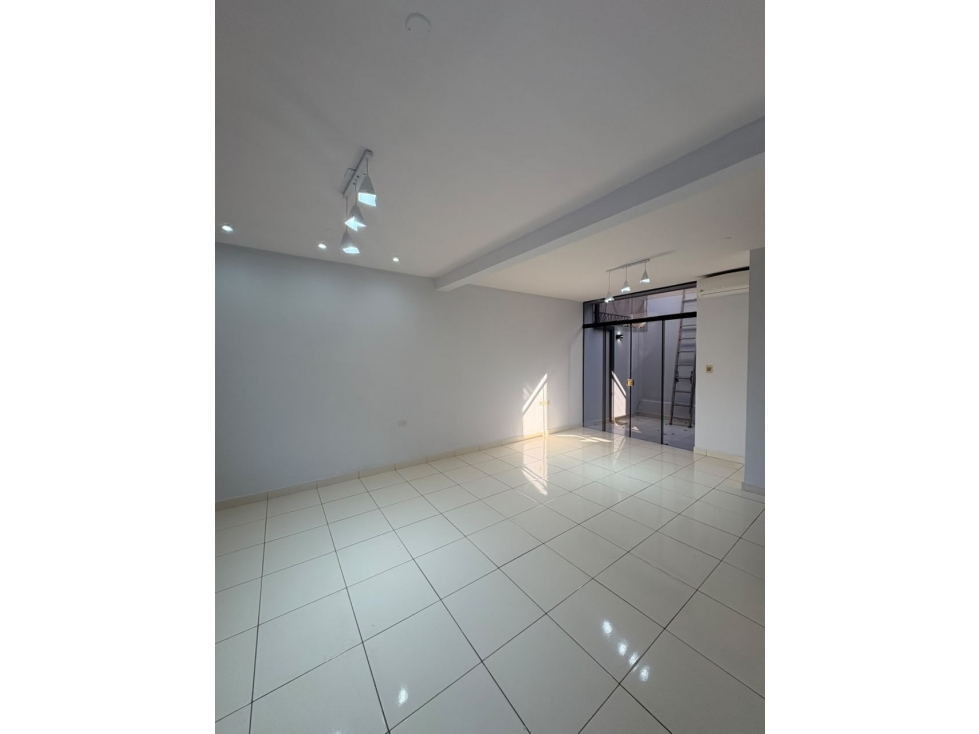 Dúplex en esquina en venta, a pasos de Super Pueblo Lambaré - 2