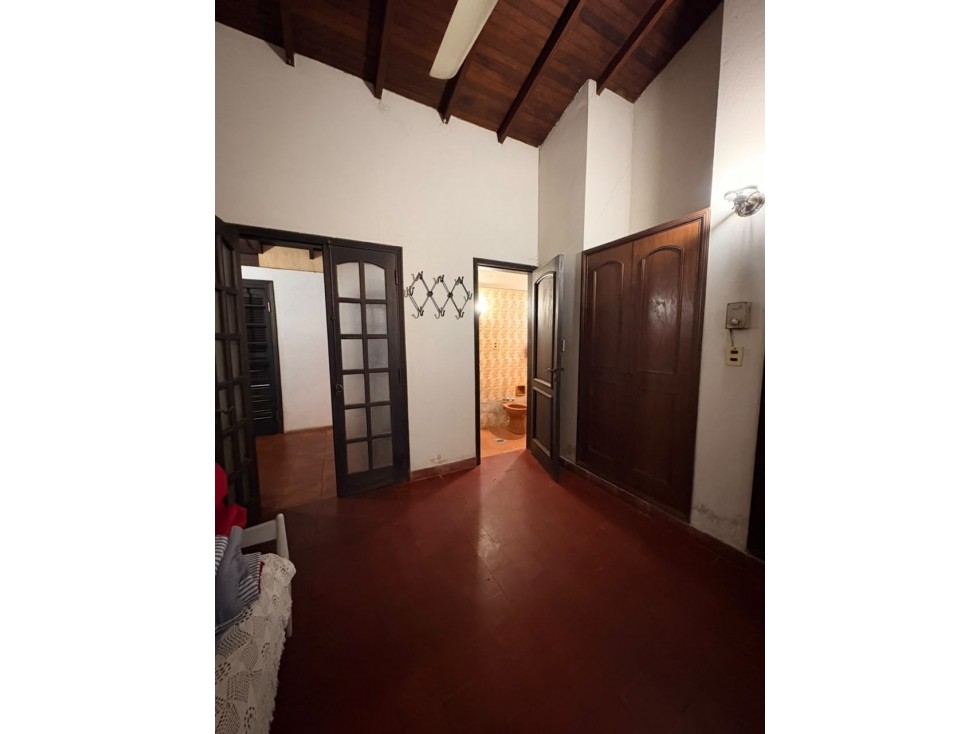 EN VENTA AMPLIA PROPIEDAD EN ITA ENRAMADA para refaccionar - 6