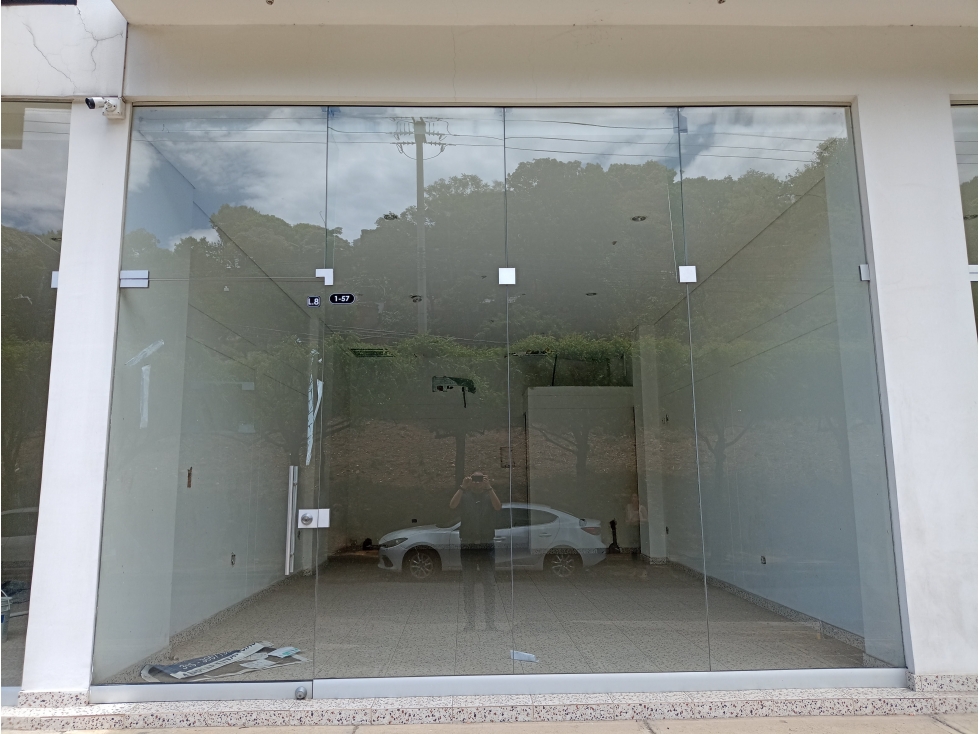 LOCALES EN VENTA EN SANTA BÁRBARA - PRADOS DEL ESTE - 2