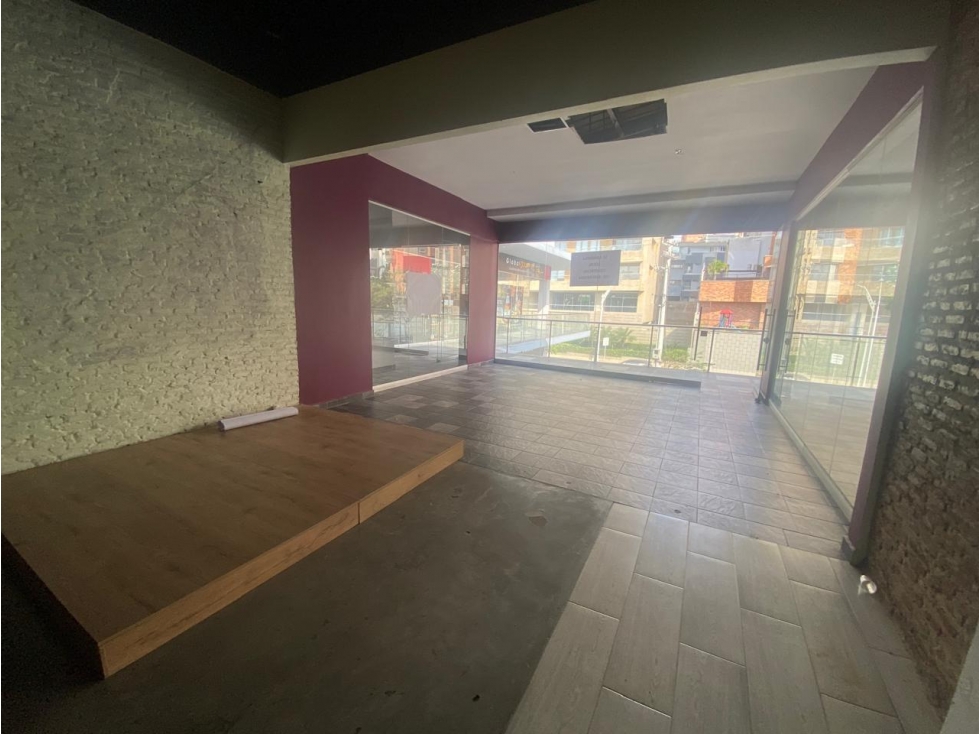 Se arrienda local comercial en Alto Prado.