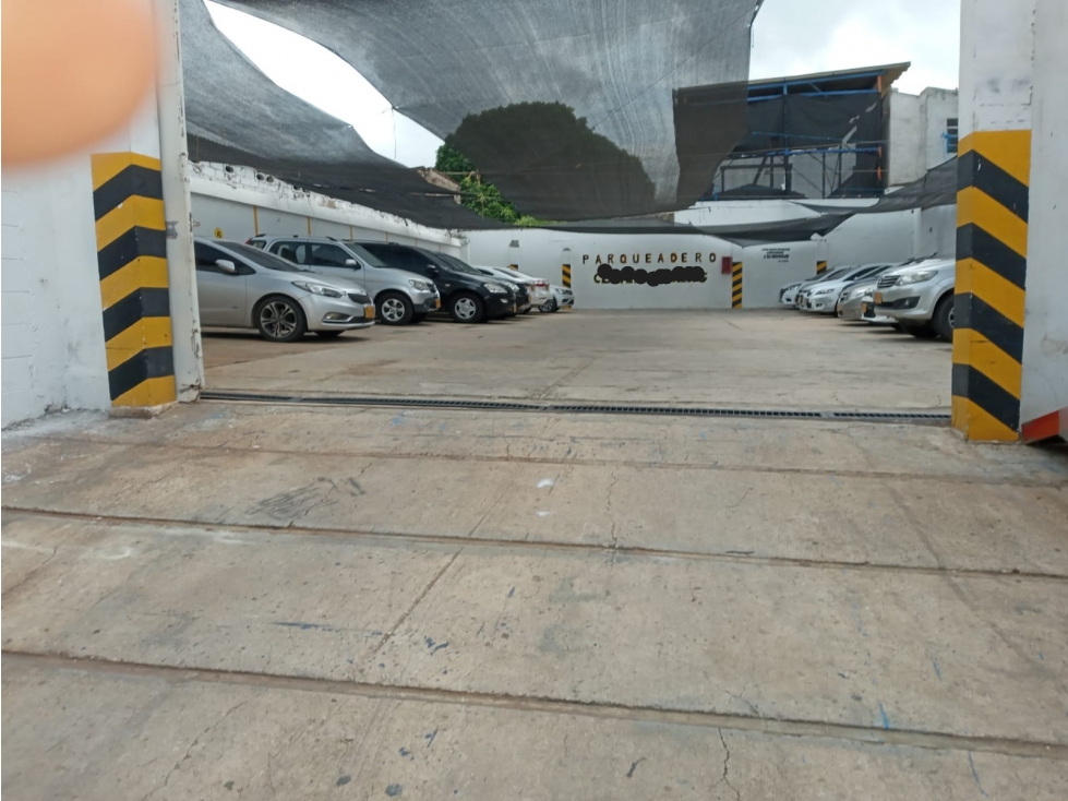 VENTA PARQUEADERO CON DOS LOCALES COMERCIALES