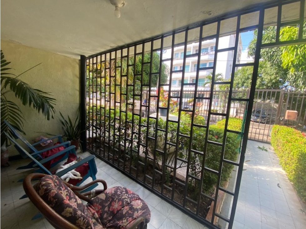 Se vende amplia casa en el Barrio Granadillo. Para remodelar.