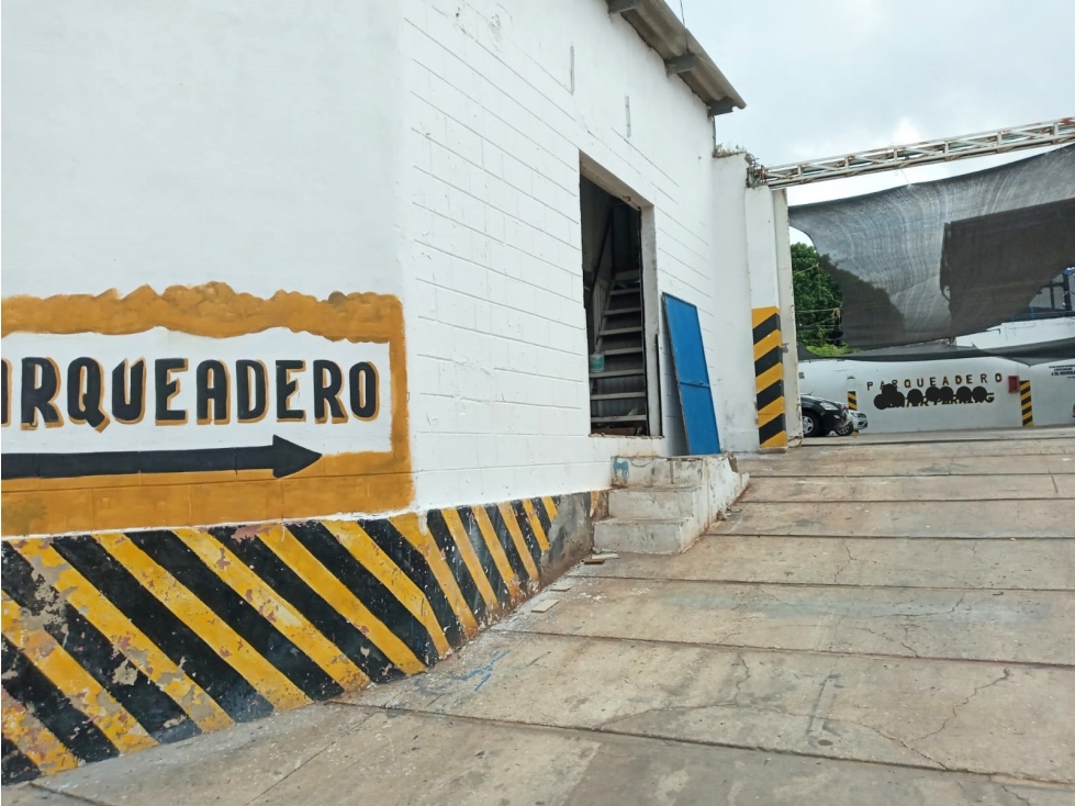 VENTA PARQUEADERO CON DOS LOCALES COMERCIALES — foto 2