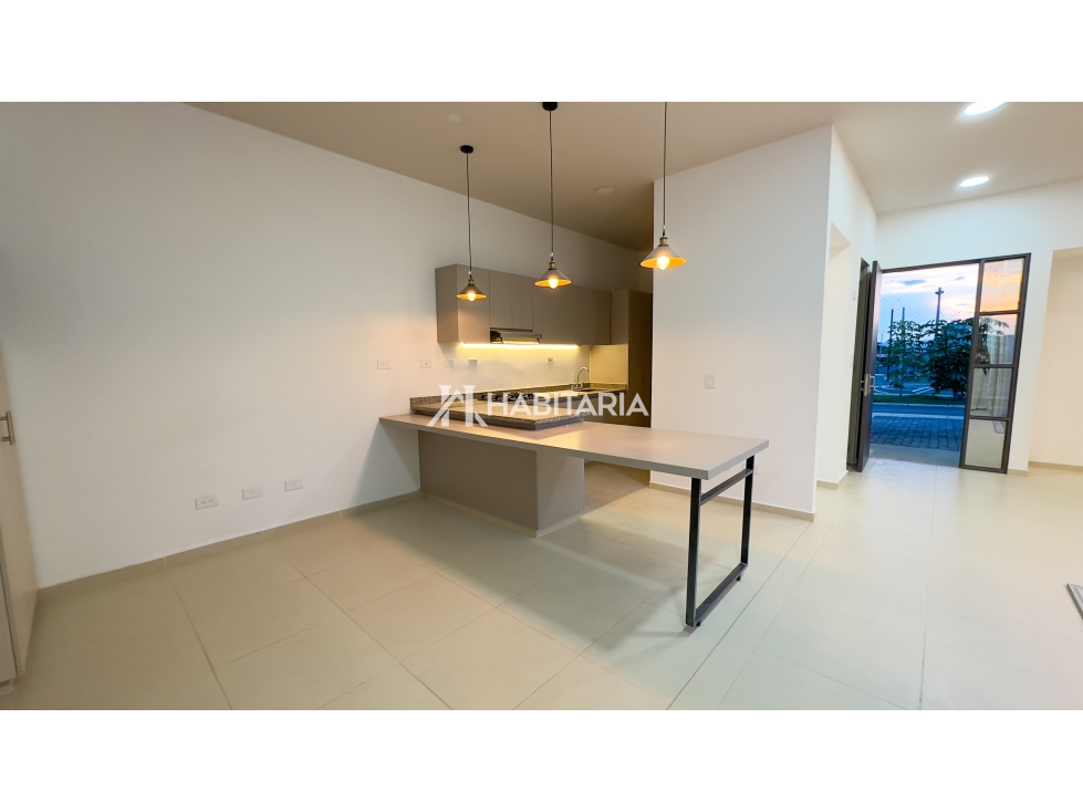 venta de casa esquinera Cerritos con patios internos y paneles solares — foto 2