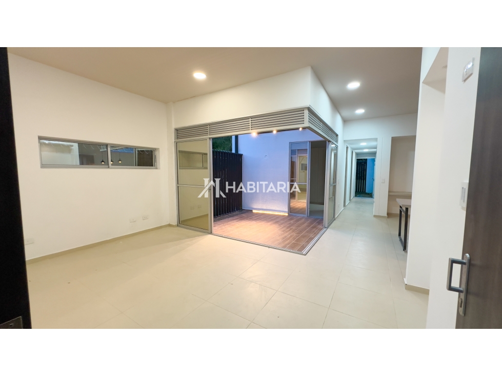 venta de casa esquinera Cerritos con patios internos y paneles solares — foto 5