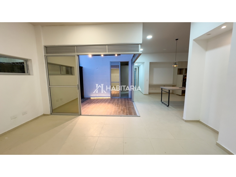 venta de casa esquinera Cerritos con patios internos y paneles solares — foto 6