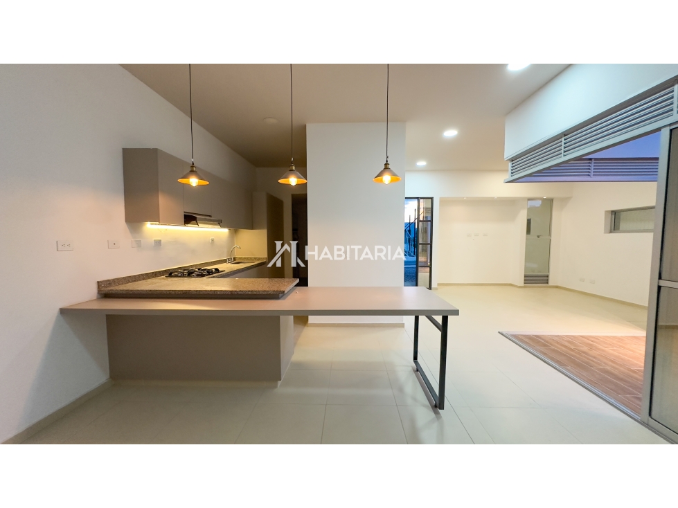 venta de casa esquinera Cerritos con patios internos y paneles solares — foto 4