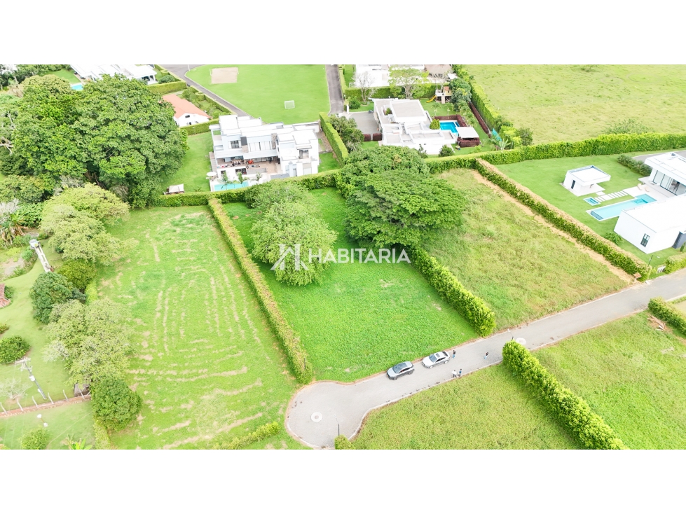 Venta de Lote en Cerritos Pereira con Amplia Zona Verde — foto 4