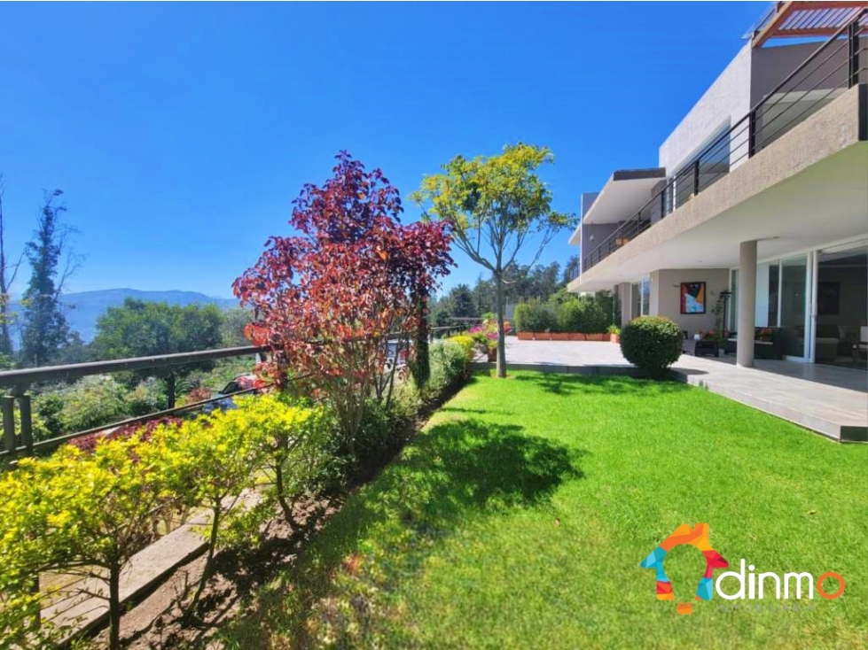Departamento con Jardín en venta (vista panorámica) 3 dorm Cumbayá