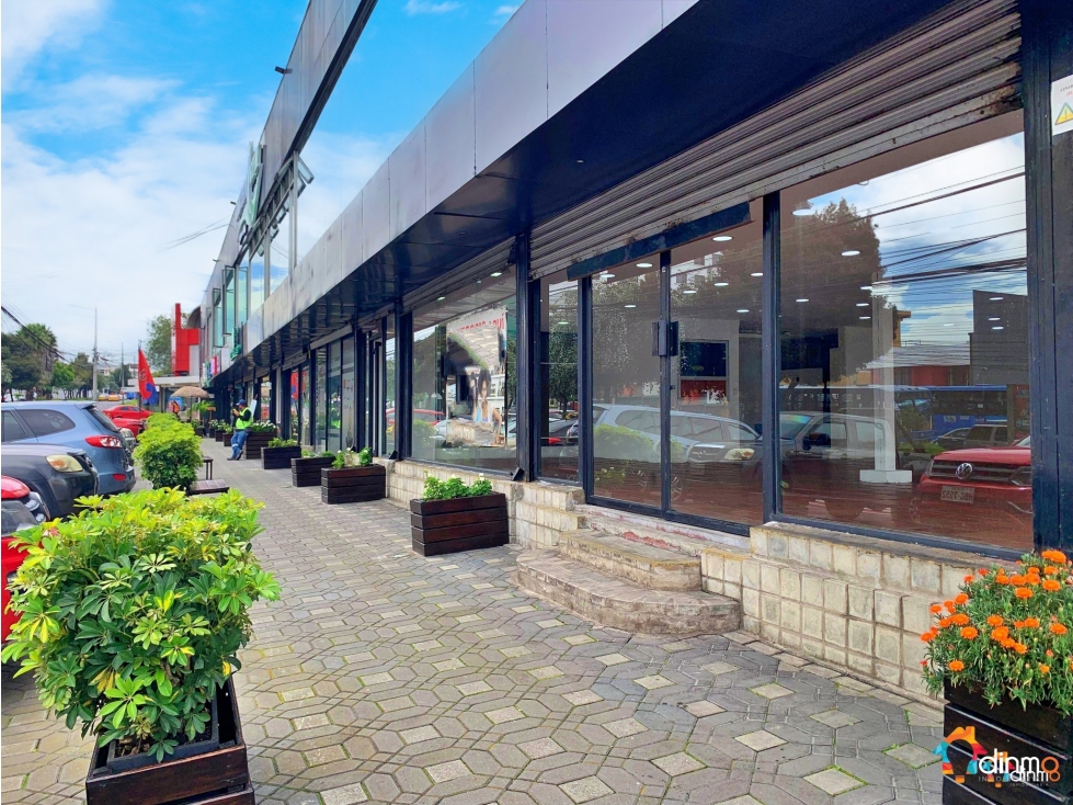 Por viaje vendo Plaza comercial en Venta Quito, Aveida principal - 1