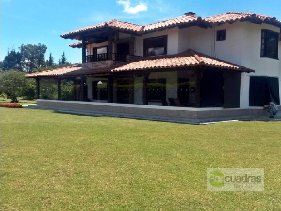 Arriendo casa campestre en Llanogrande con lote plano Y 6 habitaciones