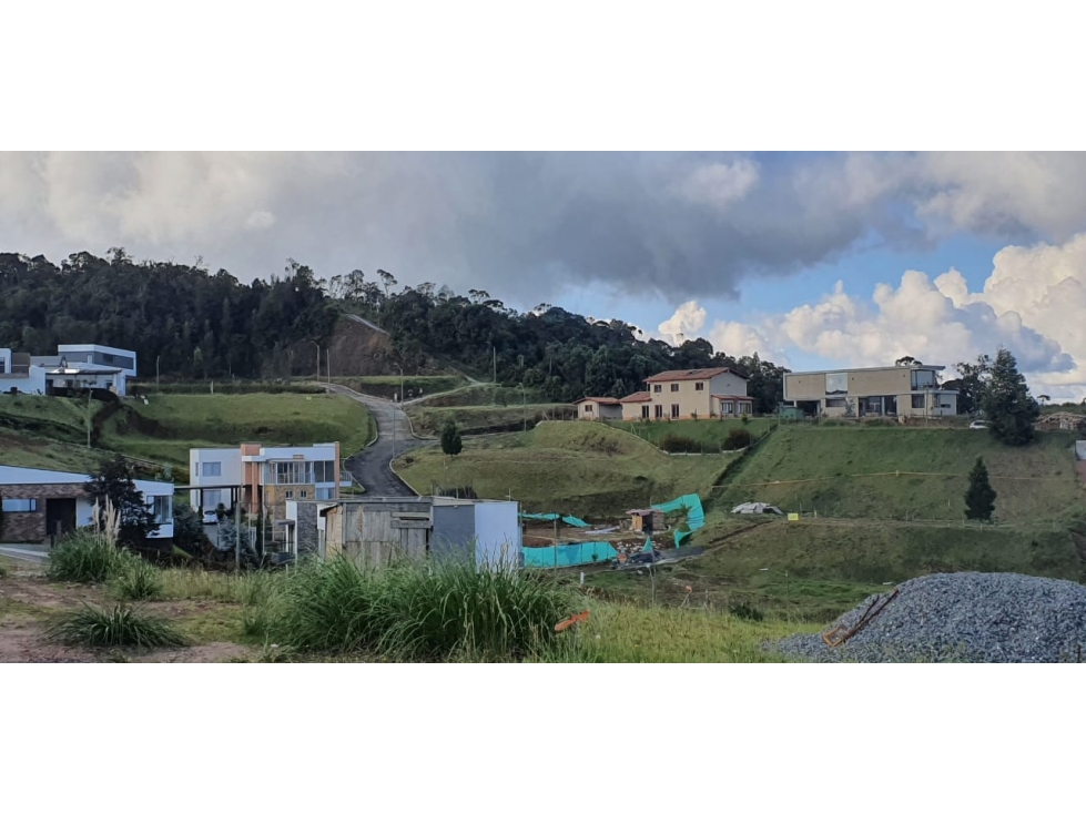 Venta de lote en Alto del Escobero con entorno natural