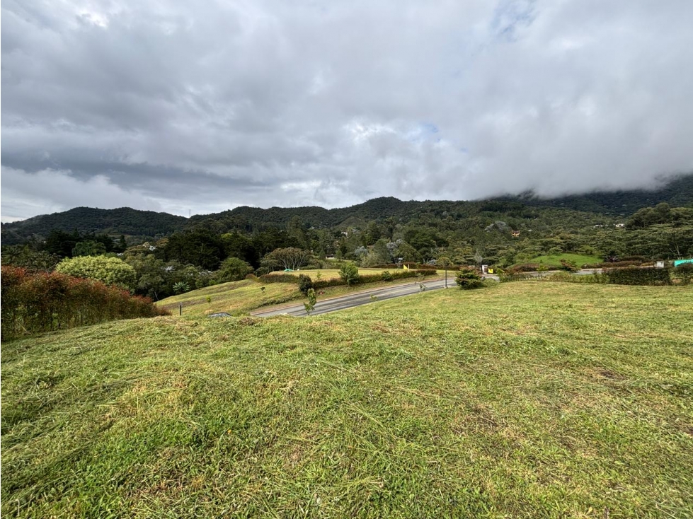 Venta lote en unidad cerrada sector El Yarumo con vista